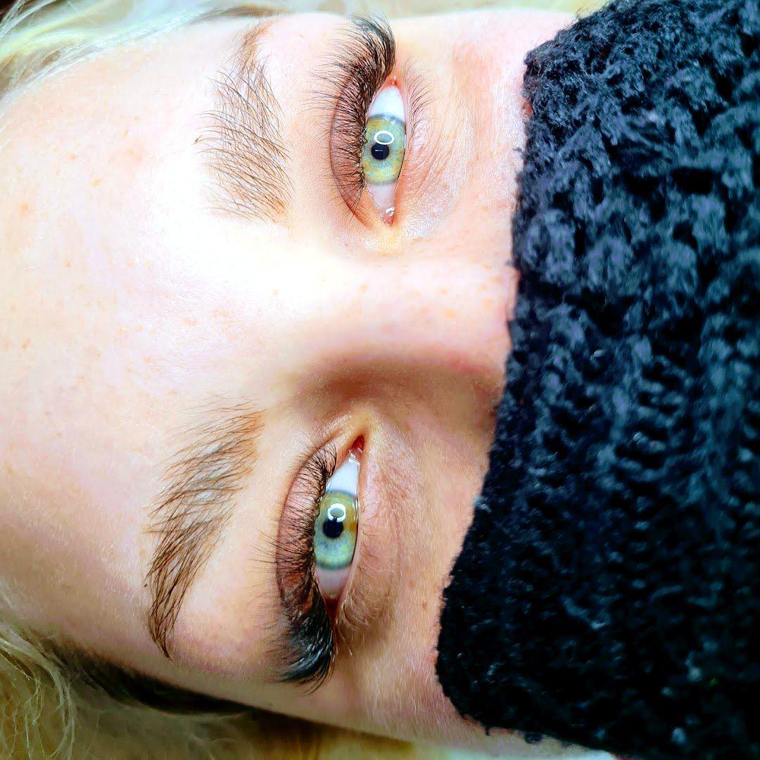 Eyebrow Shaping & Tinting at BeckyBeauty
